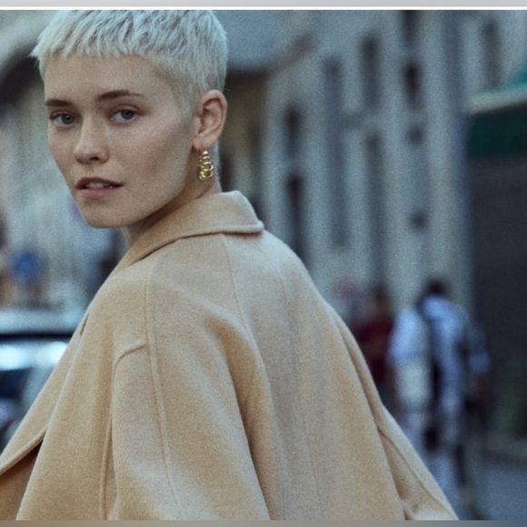 TWISTED HOOP EARRINGS - Golden | ZARA - Picture 2 of 7